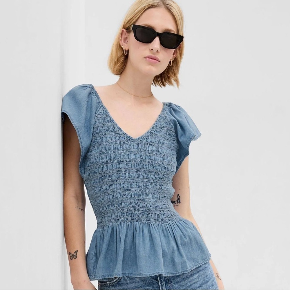 GAP| Ruffle Denim Smocked Peplum Top